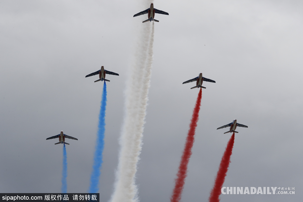 法国举行国庆日阅兵 奥朗德乘车检阅队伍