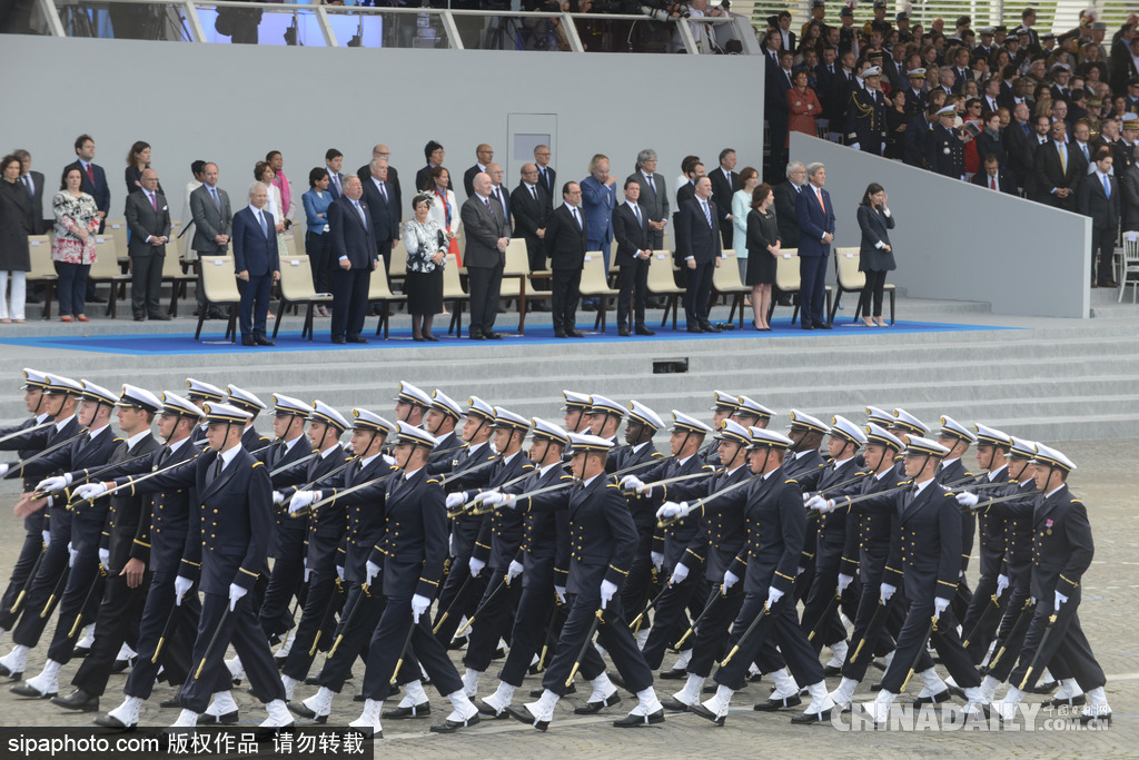 法国举行国庆日阅兵 奥朗德乘车检阅队伍