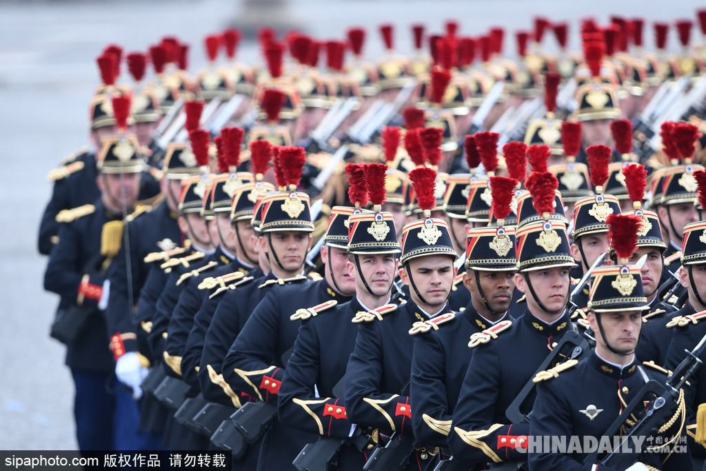 法国举行国庆日阅兵 奥朗德乘车检阅队伍