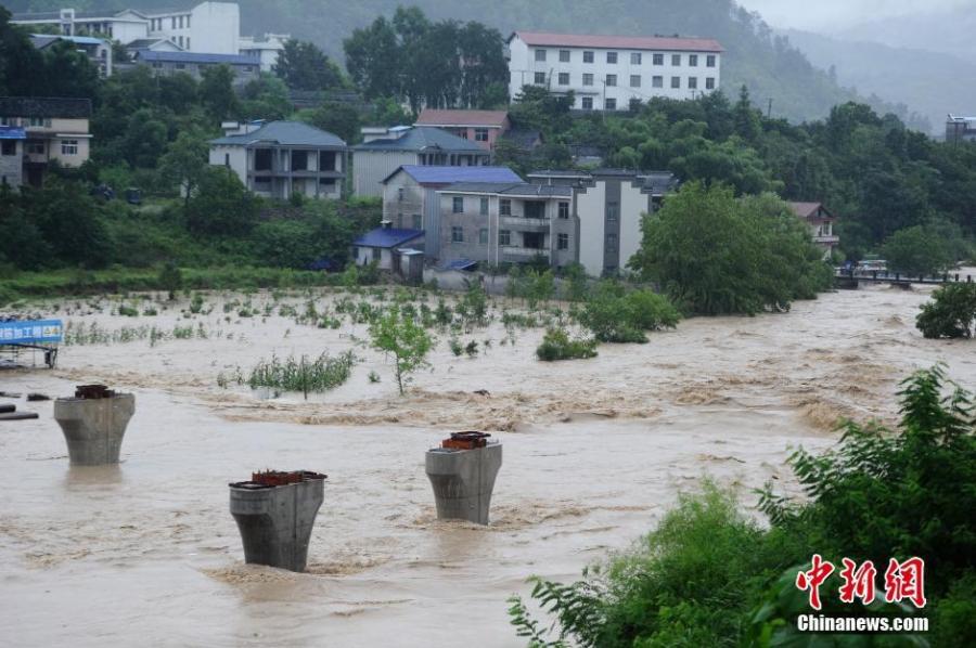 张家界突降暴雨溪水暴涨 部分景区停止售票