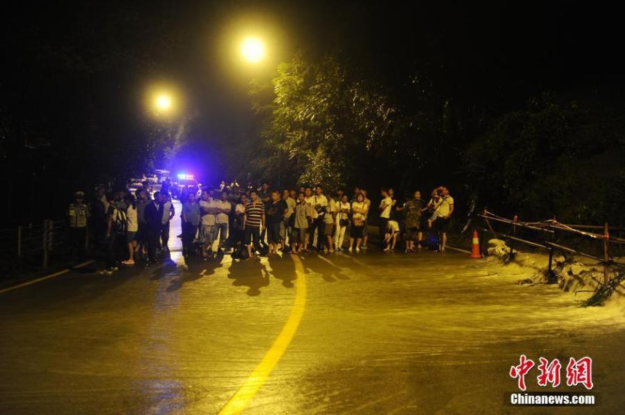 张家界突降暴雨溪水暴涨 部分景区停止售票