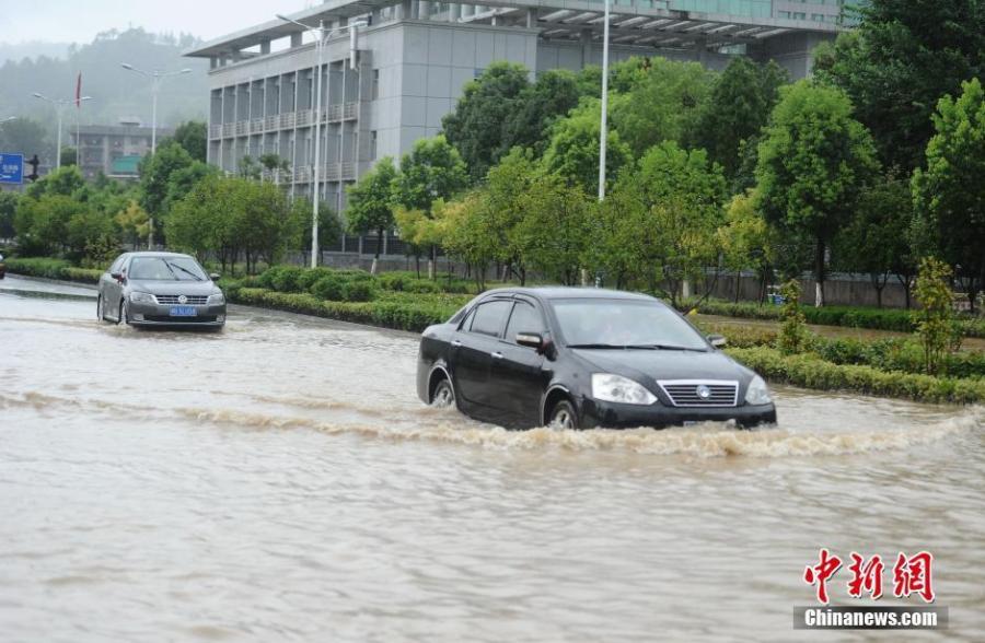 张家界突降暴雨溪水暴涨 部分景区停止售票