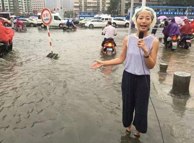郑州：女主播浑身湿透 戴浴帽直播暴雨