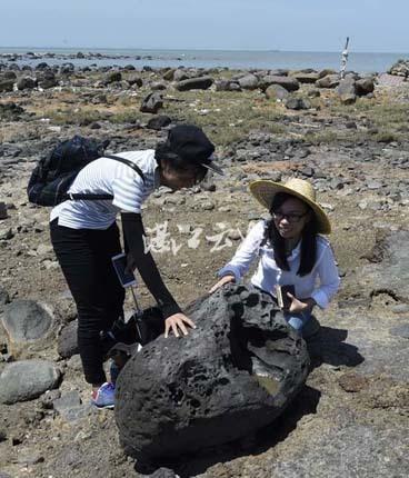 湛江现清朝“海上墓” 扫墓需等退潮