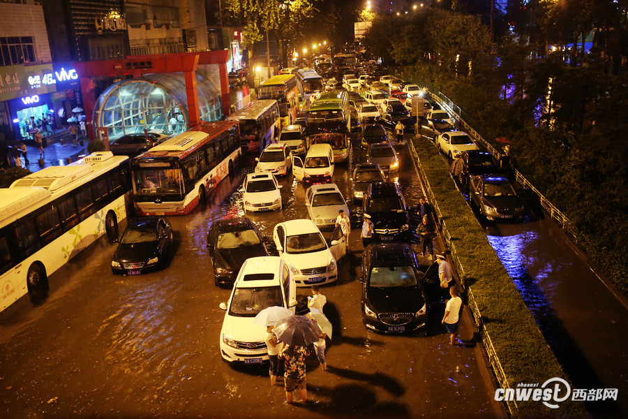 西安强降雨路面积水严重 名贵跑车被泡水中