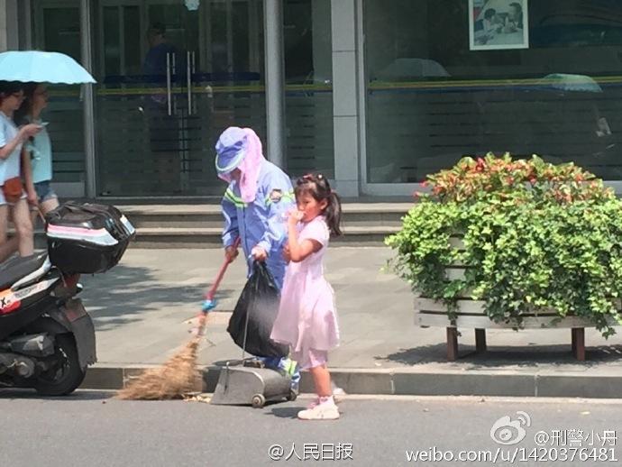 上海高温40℃ 小女孩帮环卫工妈妈扫地