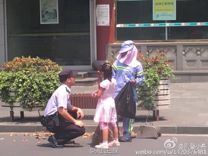 上海高温40℃ 小女孩帮环卫工妈妈扫地