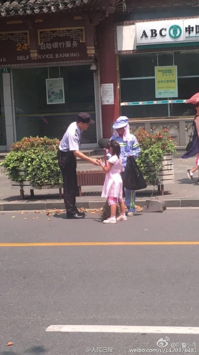 上海高温40℃ 小女孩帮环卫工妈妈扫地