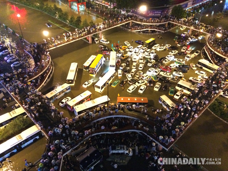 暴雨淹西安小寨 大车小车现麻将阵