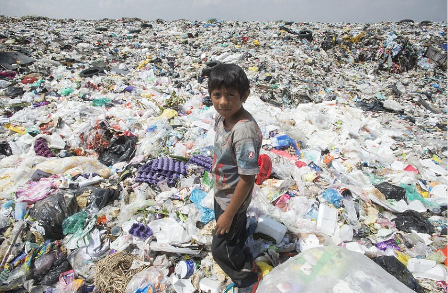 他们生活在世界最大垃圾场上 每天收入13块钱