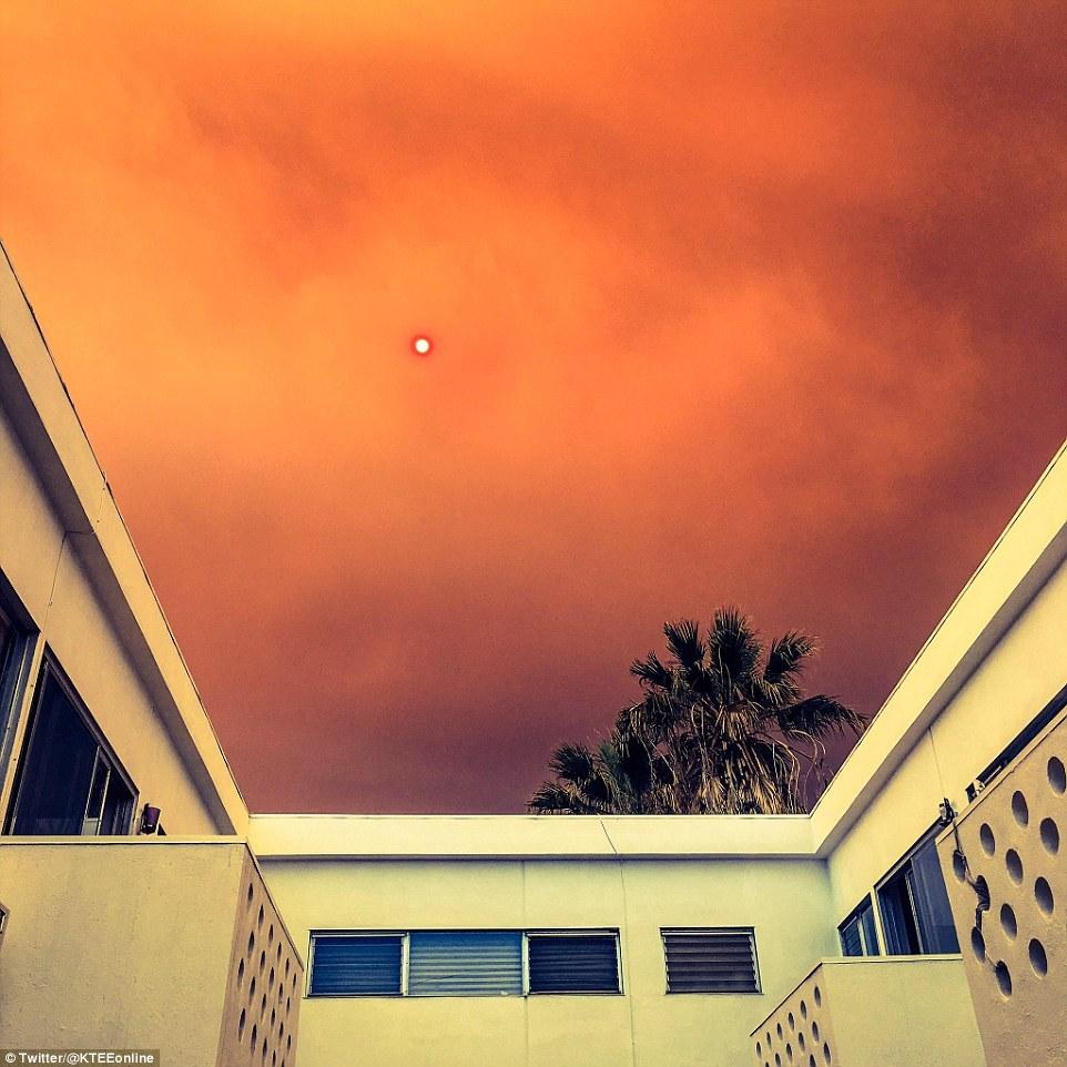 洛杉矶野火肆虐 粉色阻燃粉让天地变色
