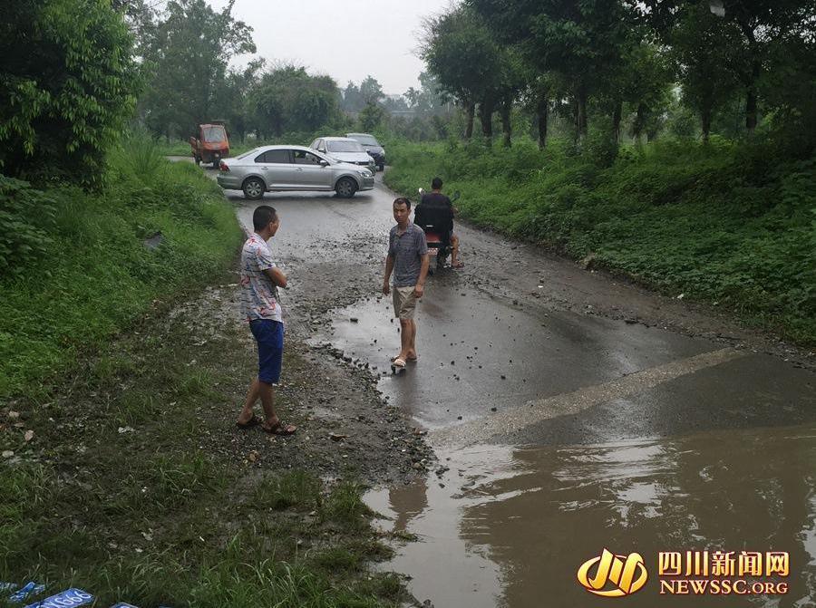 成都隧道积水 “捞牌哥”2天捞20多副车牌