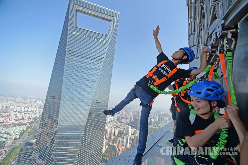 上海340米高空无护栏玻璃步道即将开放