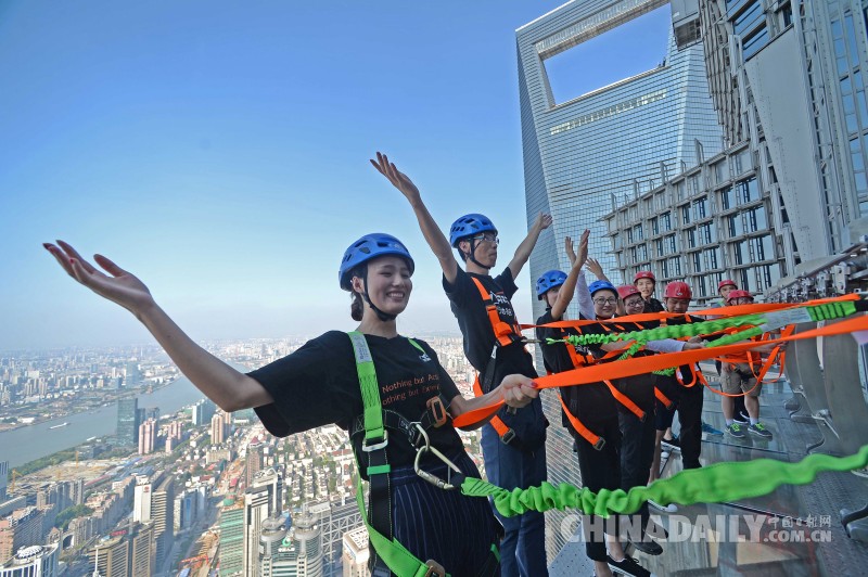 上海340米高空无护栏玻璃步道即将开放
