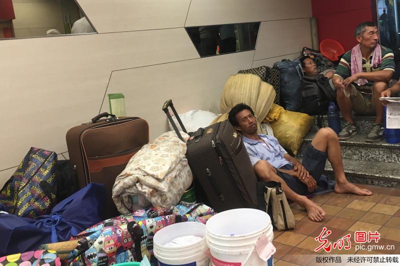 南京高温超40℃ 民工躲地铁避暑行李堆成山