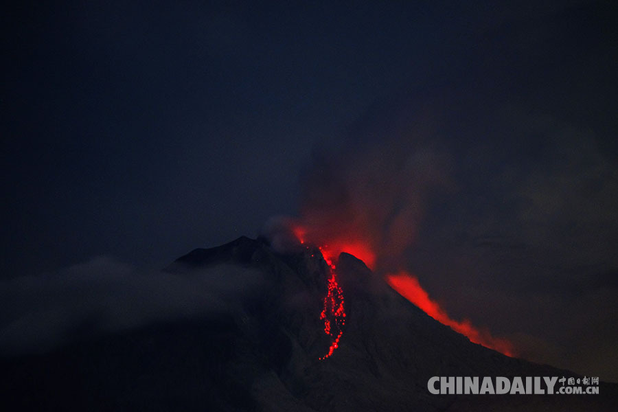 印尼锡纳朋火山喷发 熔岩喷涌而出与闪电交相辉映 