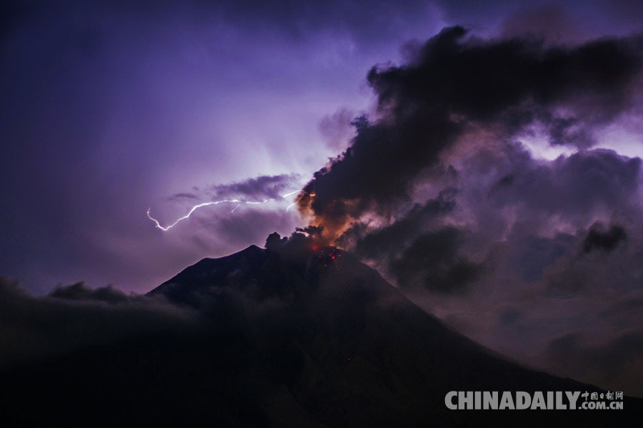 印尼锡纳朋火山喷发 熔岩喷涌而出与闪电交相辉映 