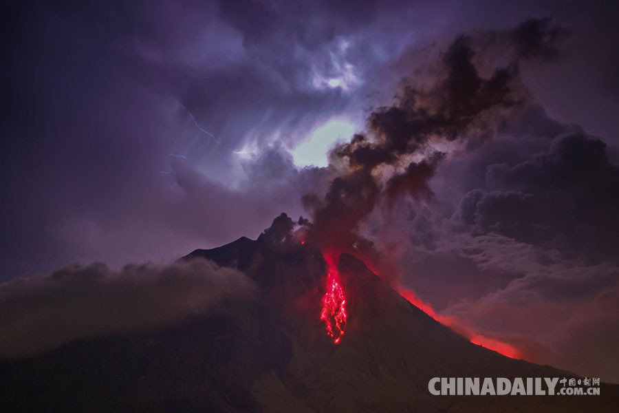 印尼锡纳朋火山喷发 熔岩喷涌而出与闪电交相辉映 