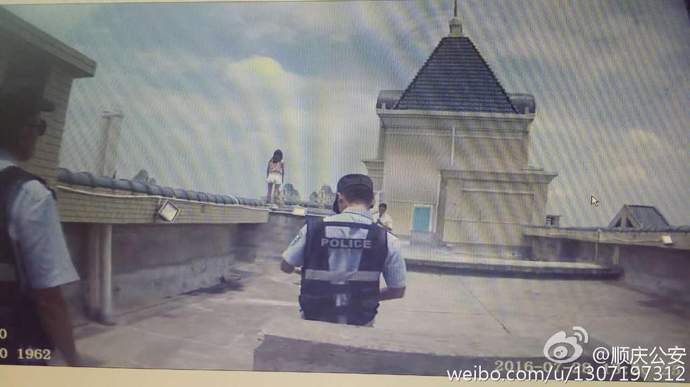 少女欲跳楼轻生 生死瞬间被民警一把拉住