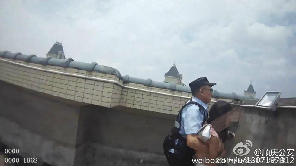 少女欲跳楼轻生 生死瞬间被民警一把拉住