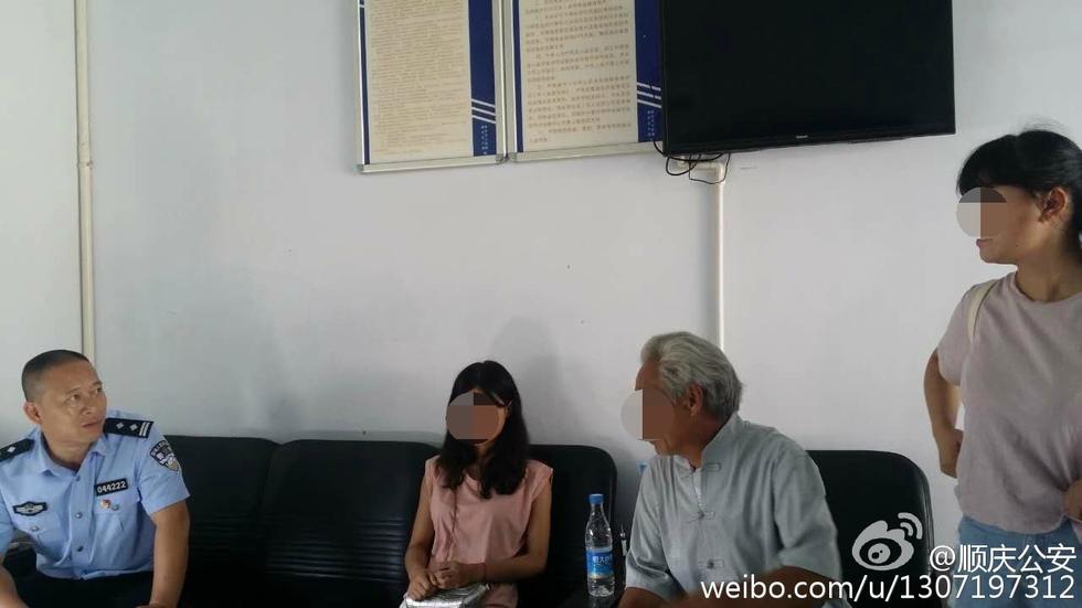 少女欲跳楼轻生 生死瞬间被民警一把拉住