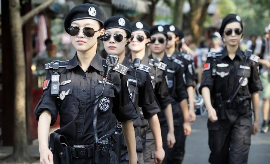 高温下的G20女子巡逻队：一天换三套制服
