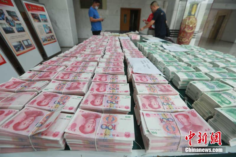 广东警方横扫五个制假币窝点 缴获假币1100多万元