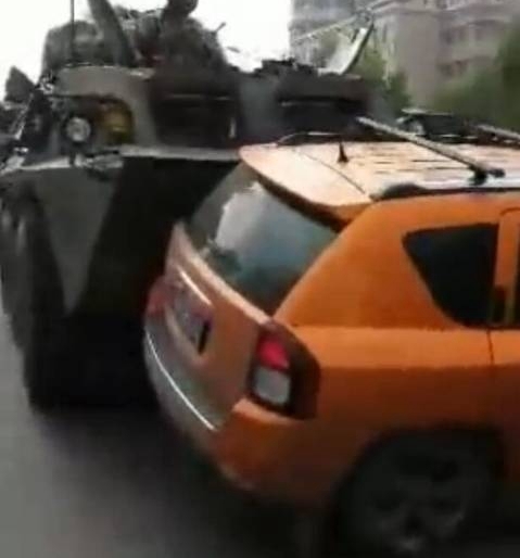 女子驾车任性穿插解放军车队 撞上步战车