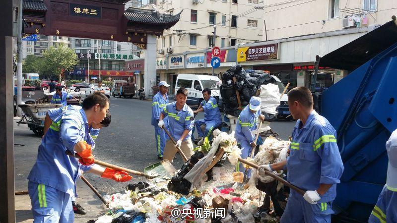 上海环卫工翻遍5吨垃圾帮游客找回手机
