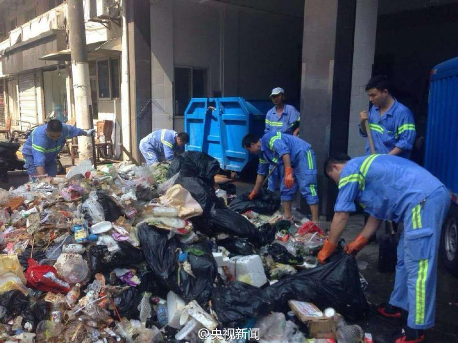 上海环卫工翻遍5吨垃圾帮游客找回手机