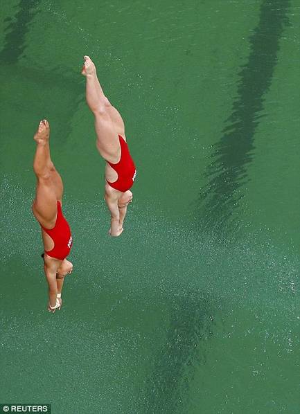 奥运比赛进行中 泳池的水突然变色