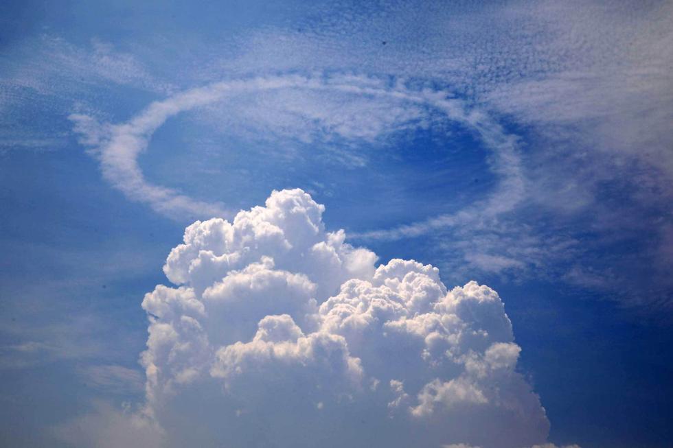安徽铜陵上空现罕见“环状云”奇观