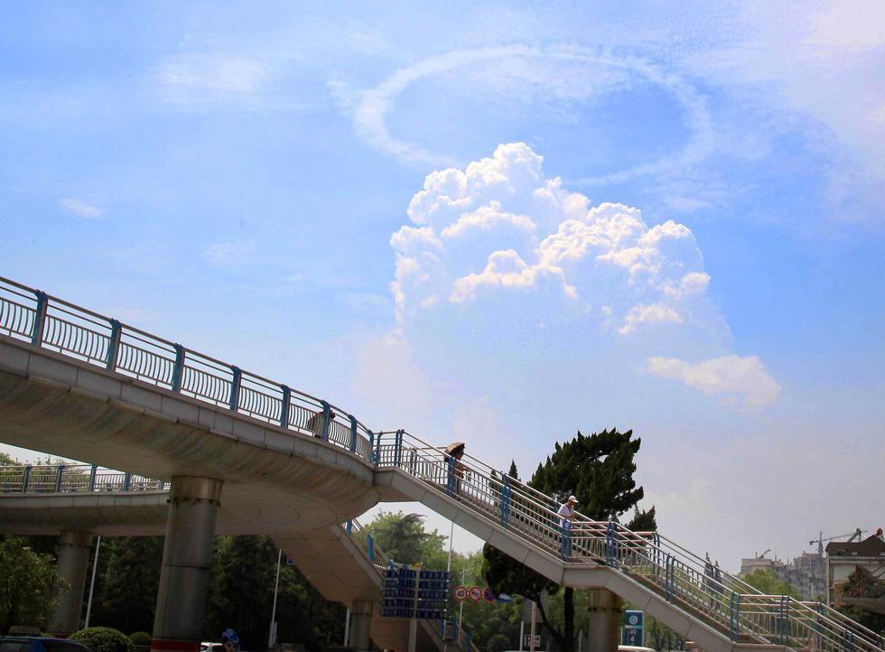 安徽铜陵上空现罕见“环状云”奇观