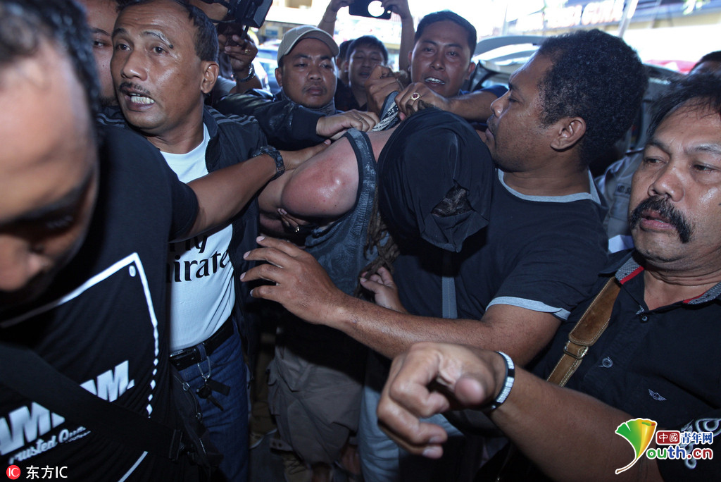 印尼警方逮捕两名外籍男女 涉谋杀警察