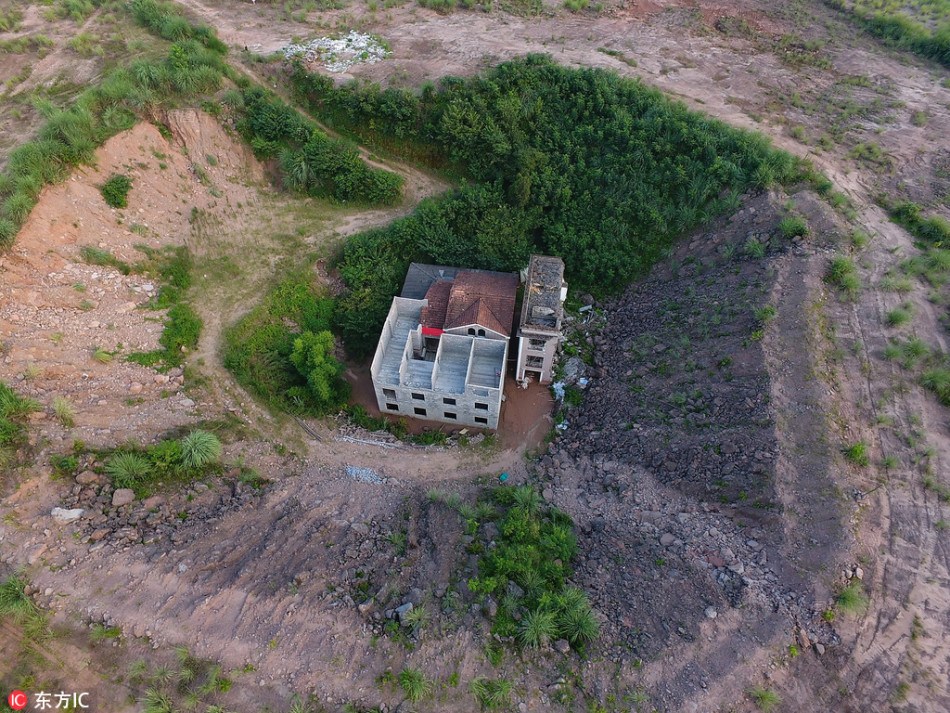 航拍湖北最牛钉子户 4年又建三层楼