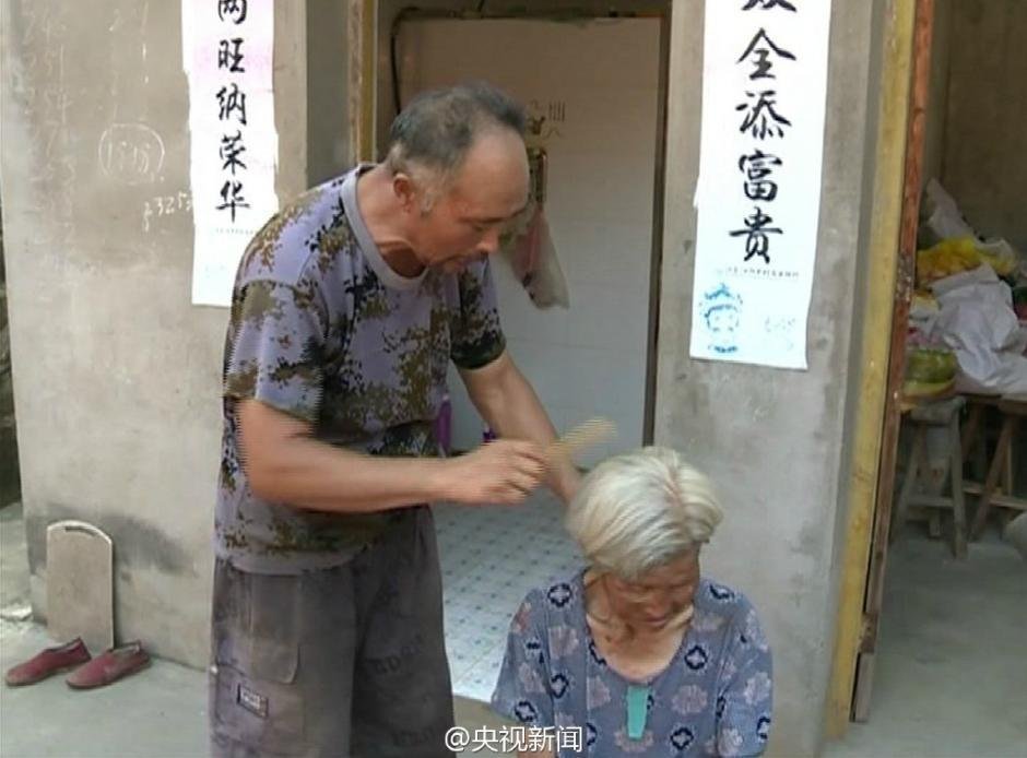 江苏5旬农民为防91岁母亲丢失 带老人工地打工