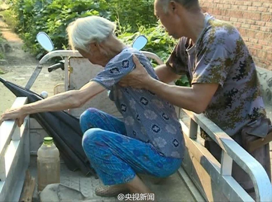 江苏5旬农民为防91岁母亲丢失 带老人工地打工