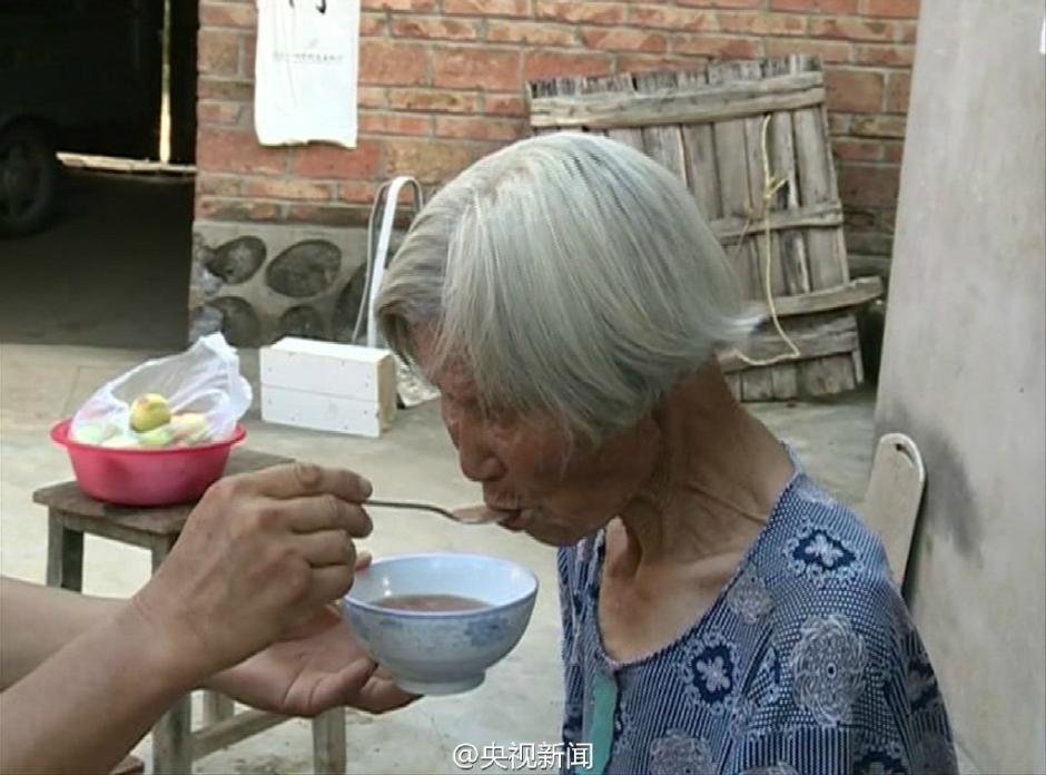 江苏5旬农民为防91岁母亲丢失 带老人工地打工