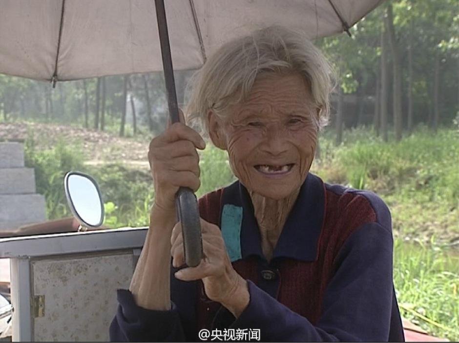 江苏5旬农民为防91岁母亲丢失 带老人工地打工