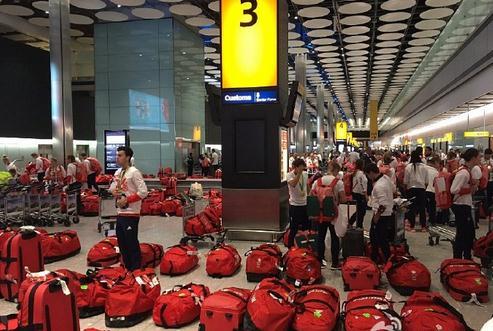 英奥运代表团机场取行李 全团红色大写懵圈