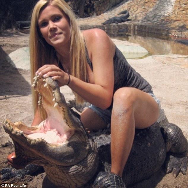 美女爱好抓鳄鱼：为了人类安全捕杀它们