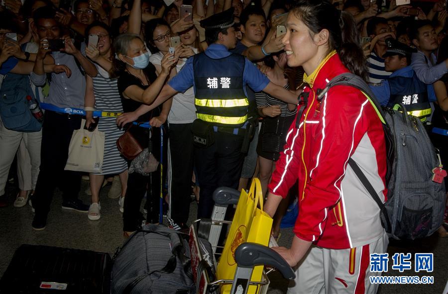 中国女排抵达首都机场