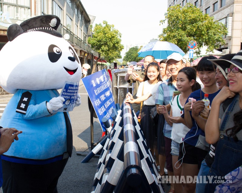熊猫警察卖萌、引导、合影 杭州西湖又添新“国宝”