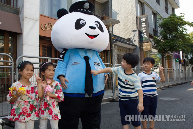 熊猫警察卖萌、引导、合影 杭州西湖又添新“国宝”