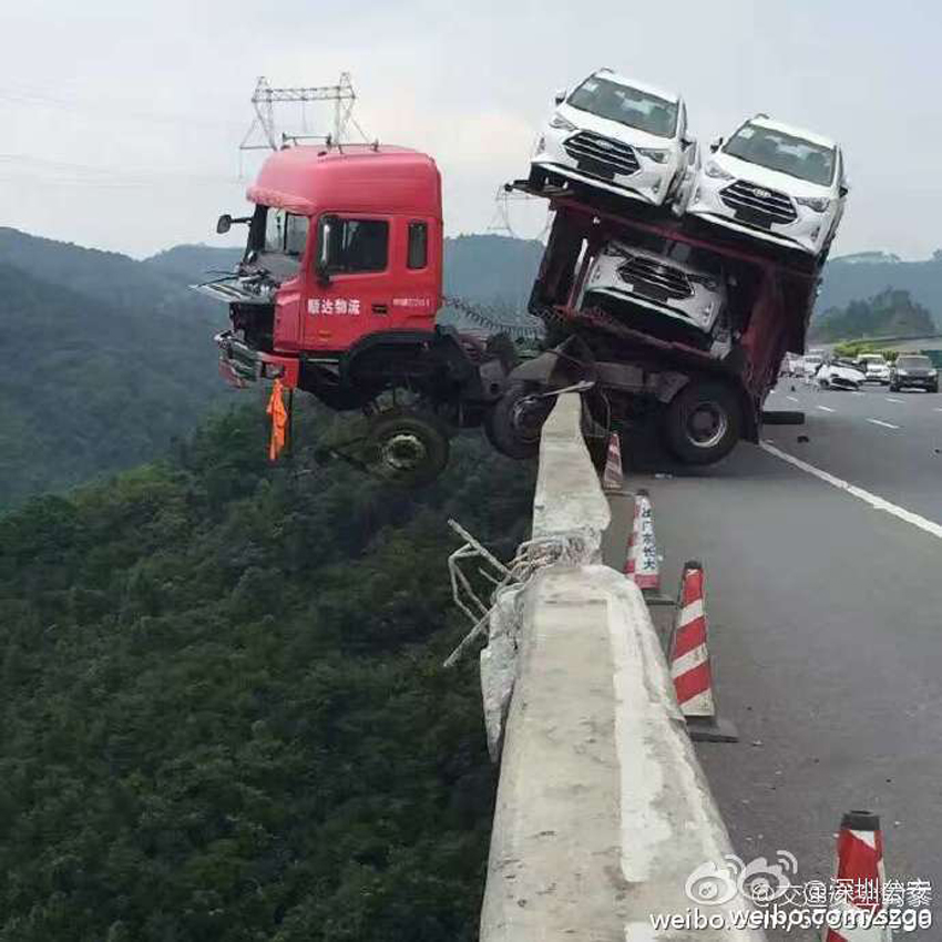 惊险！拖挂式货车高速冲出护栏 车头半挂空中