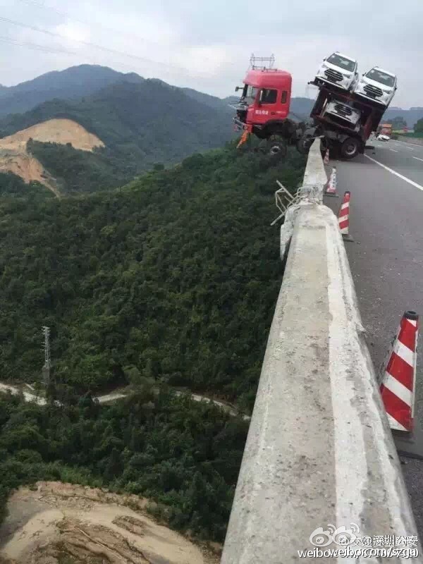 惊险！拖挂式货车高速冲出护栏 车头半挂空中