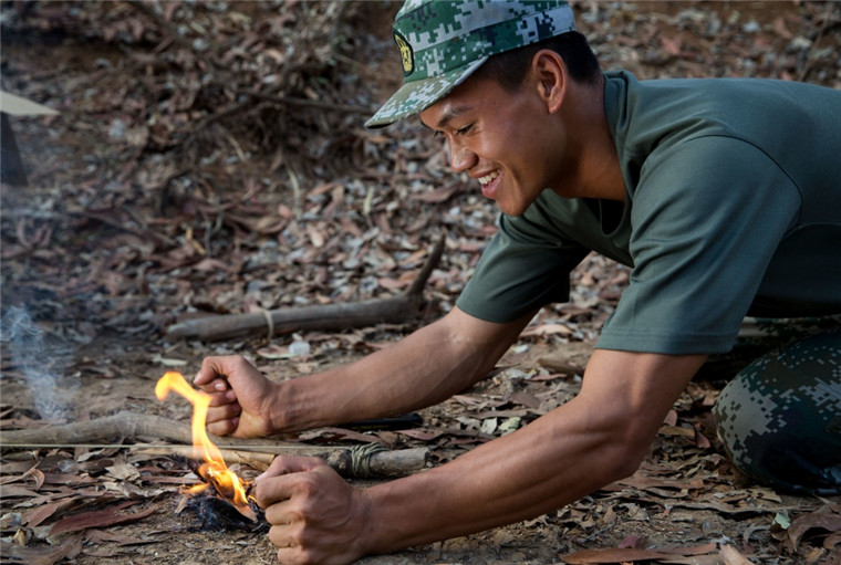 真实版“荒野求生” 中美澳陆战精英钻木取火捕食鳄鱼
