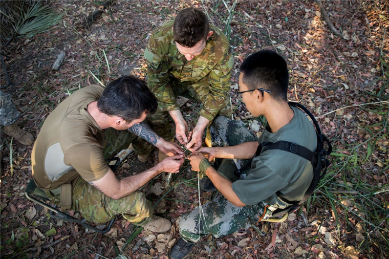 真实版“荒野求生” 中美澳陆战精英钻木取火捕食鳄鱼