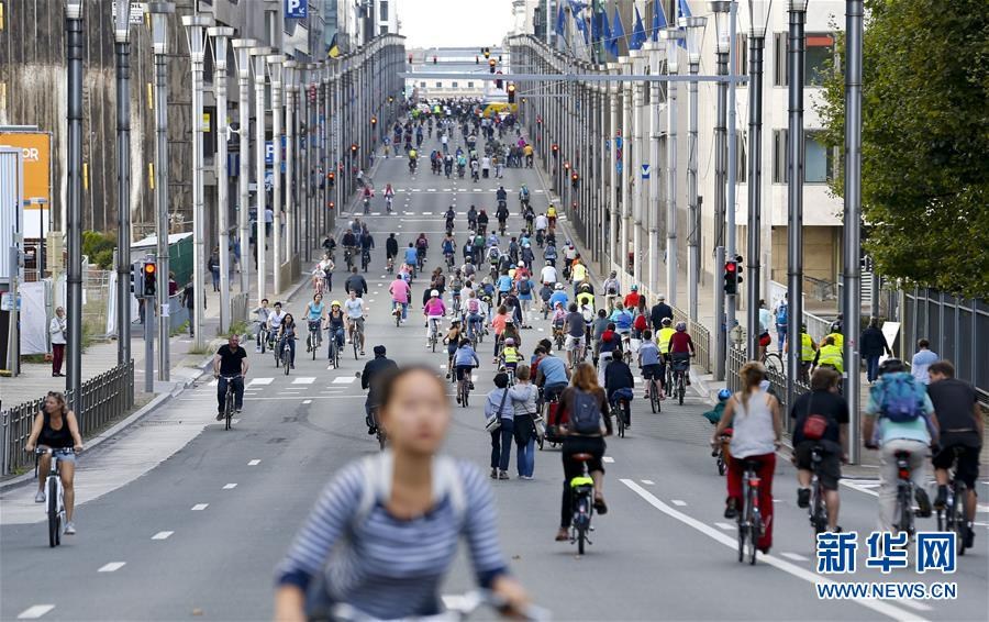 布鲁塞尔迎来全城无车日 市民骑自行车出行
