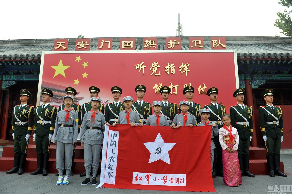 革命老区小学生敬礼国旗卫士 迎长征胜利80周年